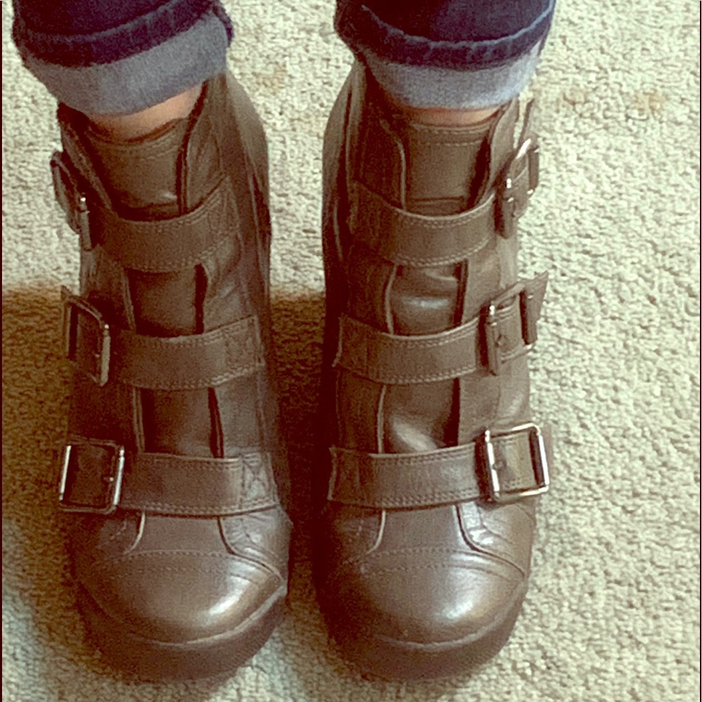 Simply Vera Wang olive/grey wedge ankle boot